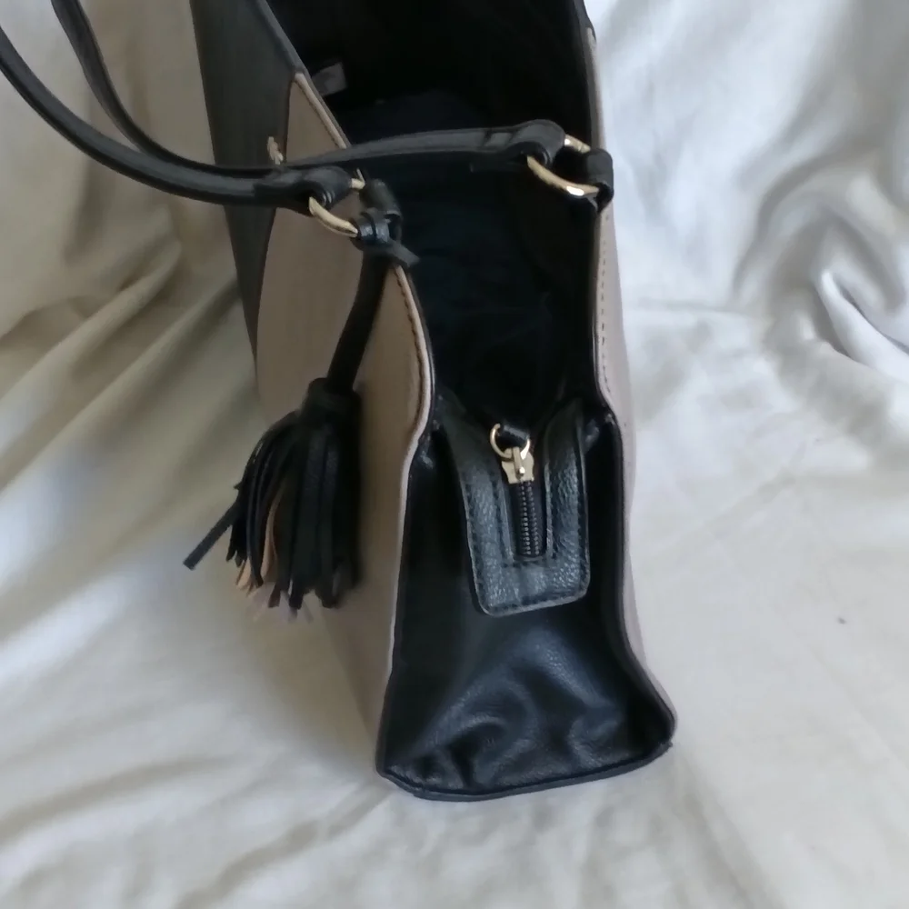 Nine West Purse Black and Cream Satchel Bag Pocket Book Elegant Versatile Tassel